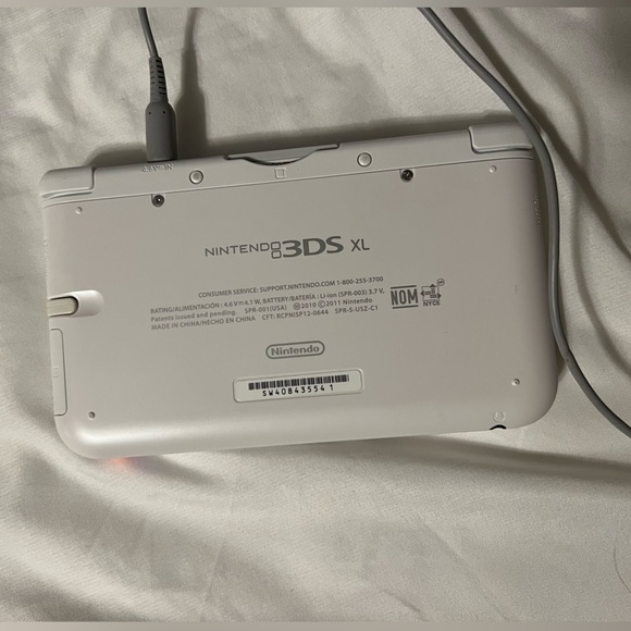 Nintendo 3ds xl Disney Magical World Edition (Charger Included) - Picture 3 of 7